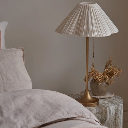 Lindi Bords lamp | Elegant Sänglamp | Åldrad mässing &amp; Linne | 24&quot; Höjd | Brick by Brick