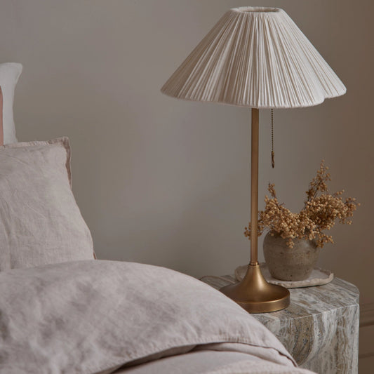 Lindi Bords lamp | Elegant Sänglamp | Åldrad mässing & Linne | 24" Höjd | Brick by Brick