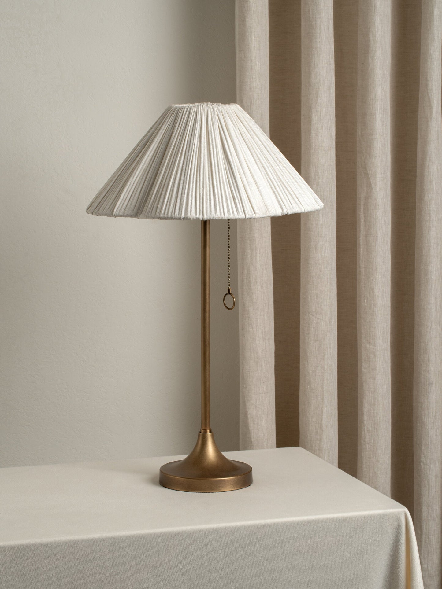 Lindi Bords lamp | Elegant Sänglamp | Åldrad mässing & Linne | 24" Höjd | Brick by Brick