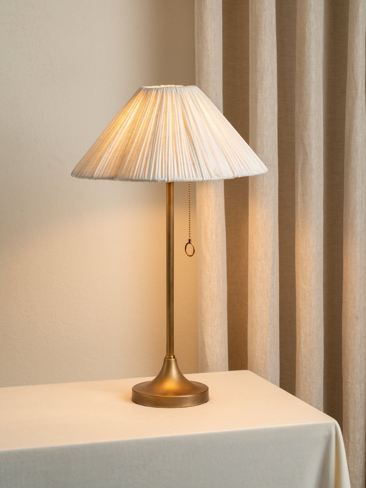 Lindi Bords lamp | Elegant Sänglamp | Åldrad mässing & Linne | 24" Höjd | Brick by Brick