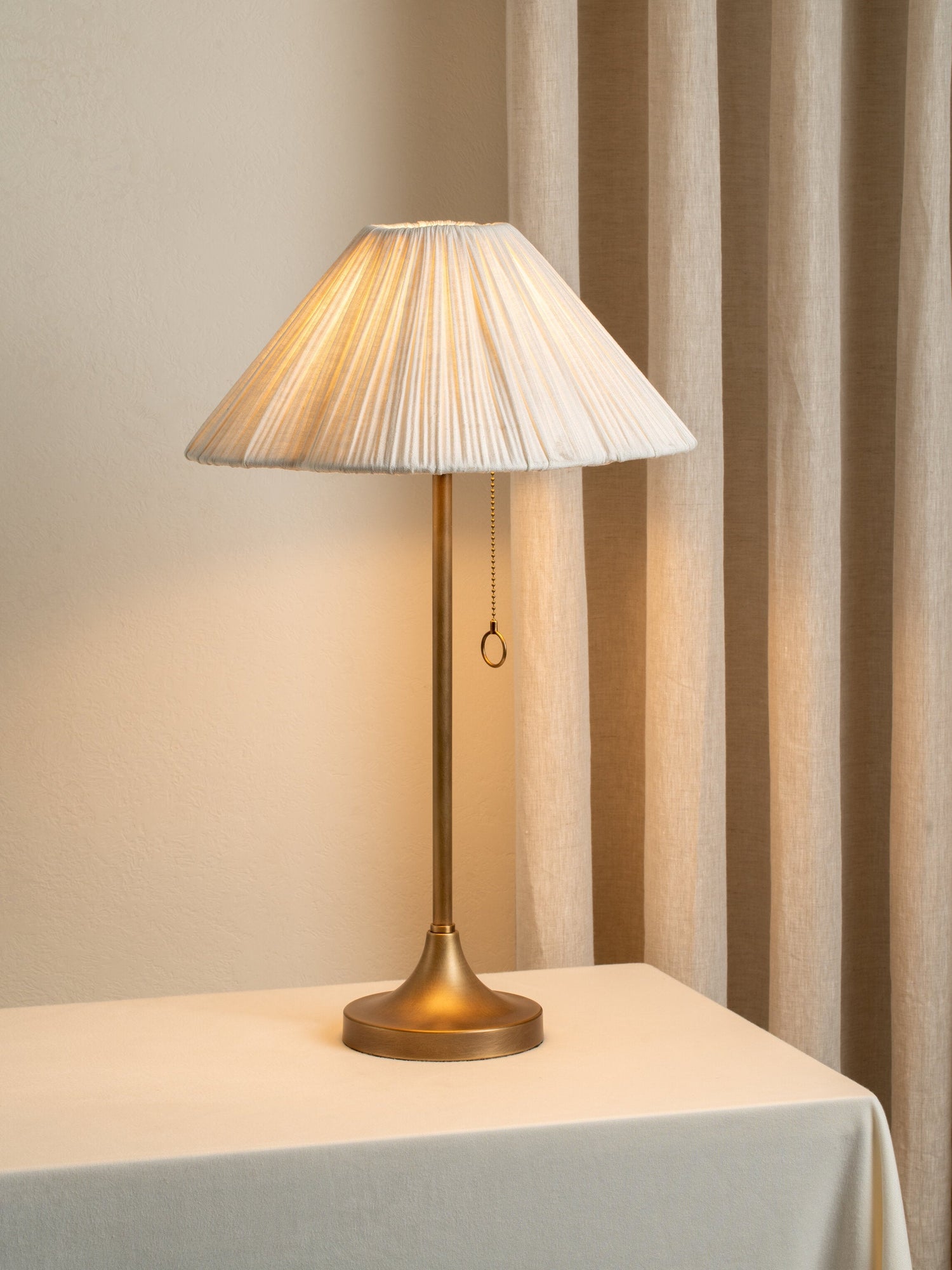 Lindi Bords lamp | Elegant Sänglamp | Åldrad mässing &amp; Linne | 24&quot; Höjd | Brick by Brick