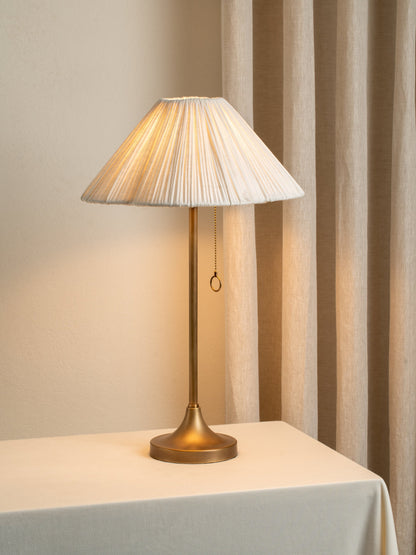 Lindi Bords lamp | Elegant Sänglamp | Åldrad mässing &amp; Linne | 24&quot; Höjd | Brick by Brick