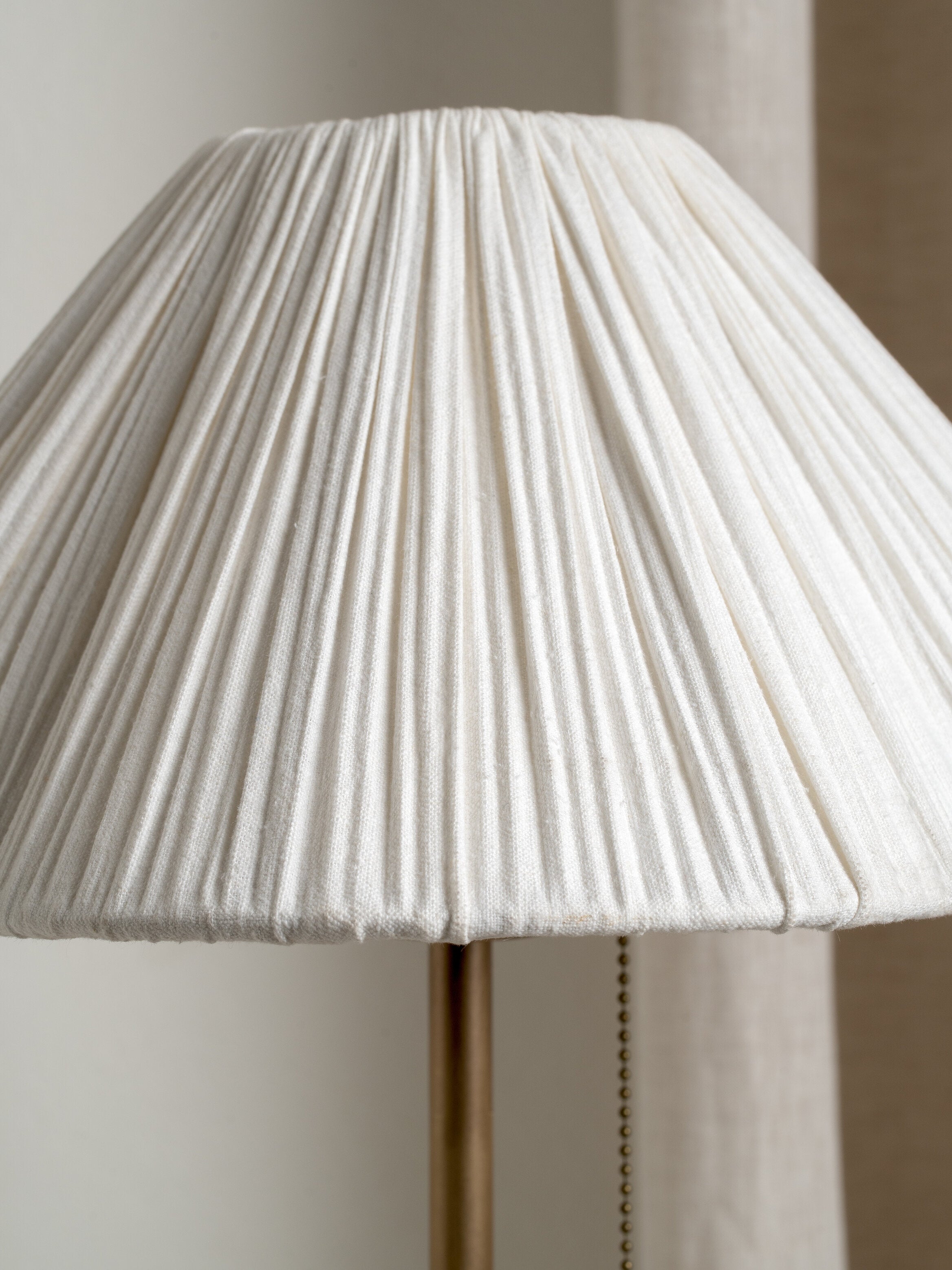 Lindi Bords lamp | Elegant Sänglamp | Åldrad mässing &amp; Linne | 24&quot; Höjd | Brick by Brick
