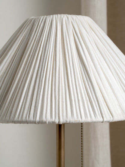 Lindi Bords lamp | Elegant Sänglamp | Åldrad mässing &amp; Linne | 24&quot; Höjd | Brick by Brick