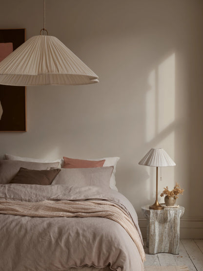 Lindi Bords lamp | Elegant Sänglamp | Åldrad mässing &amp; Linne | 24&quot; Höjd | Brick by Brick