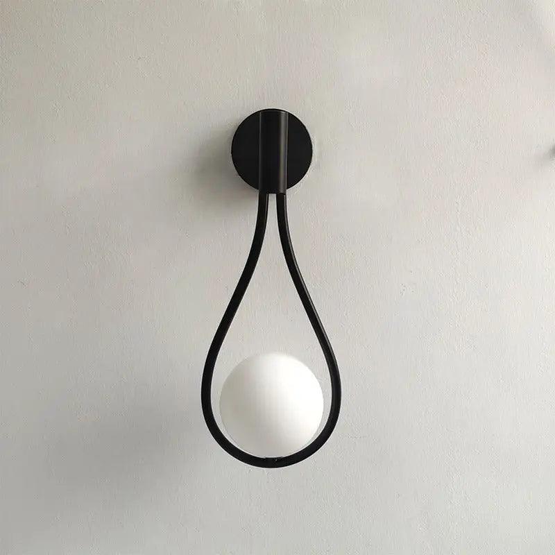 Modern nordisk glaskula vägglampa med mässingsaccent