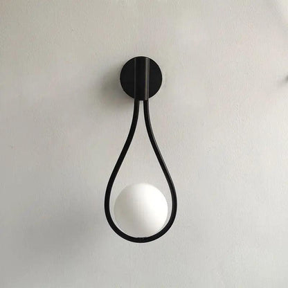 Modern nordisk glaskula vägglampa med mässingsaccent