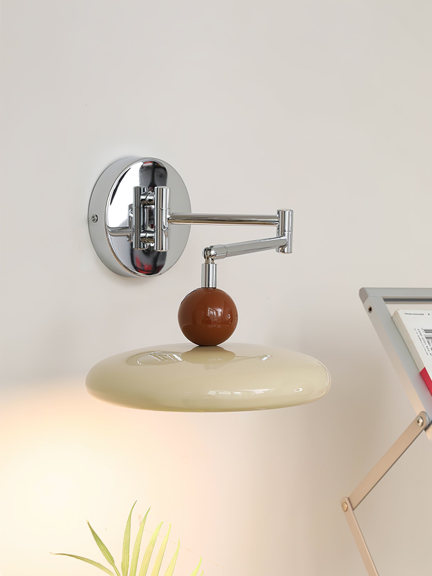 Väggmonterad Lola Svängarm Lampa – Minimalistisk Justerbar Belysning