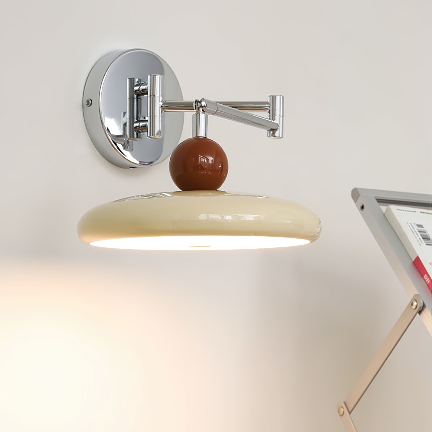 Väggmonterad Lola Svängarm Lampa – Minimalistisk Justerbar Belysning