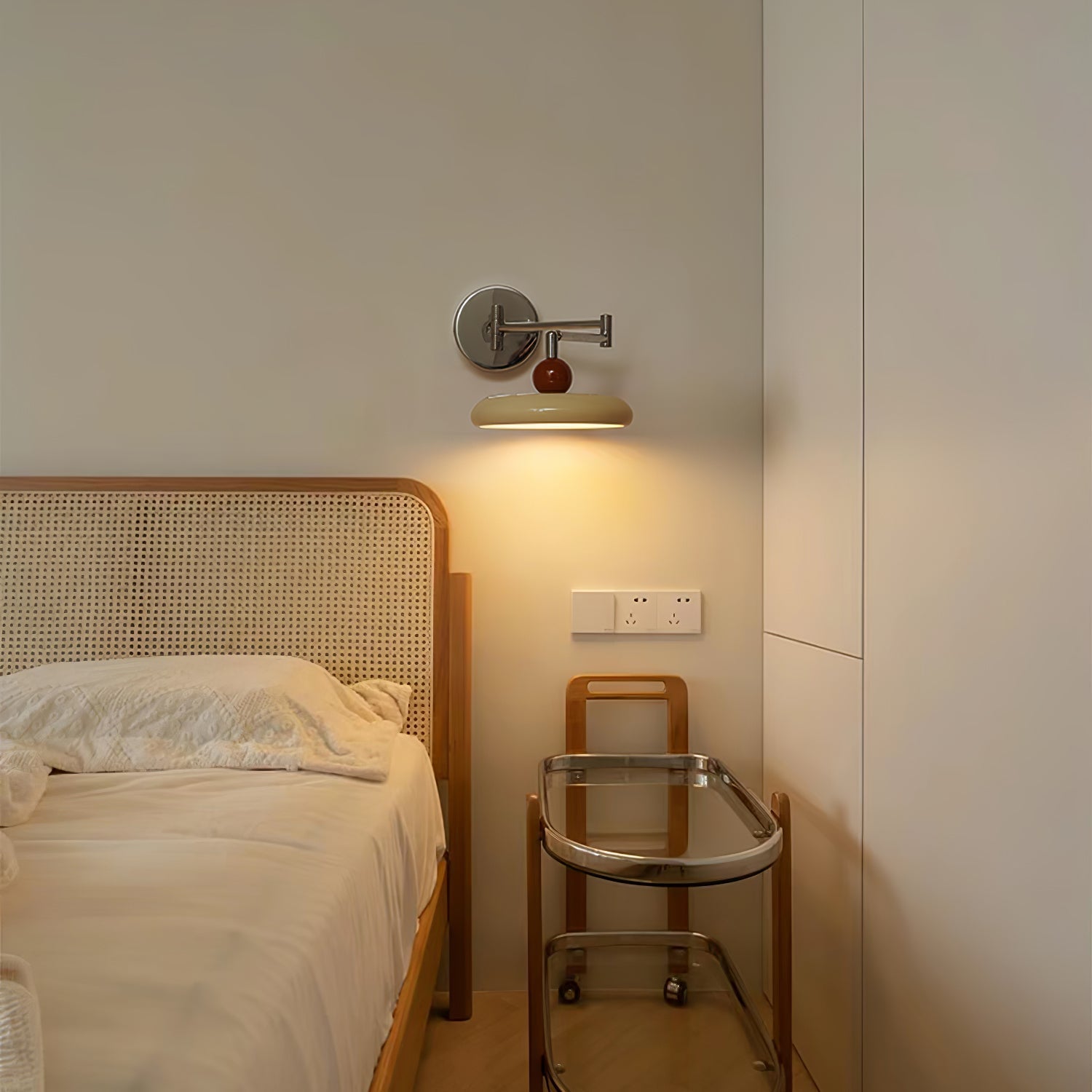Väggmonterad Lola Svängarm Lampa – Minimalistisk Justerbar Belysning