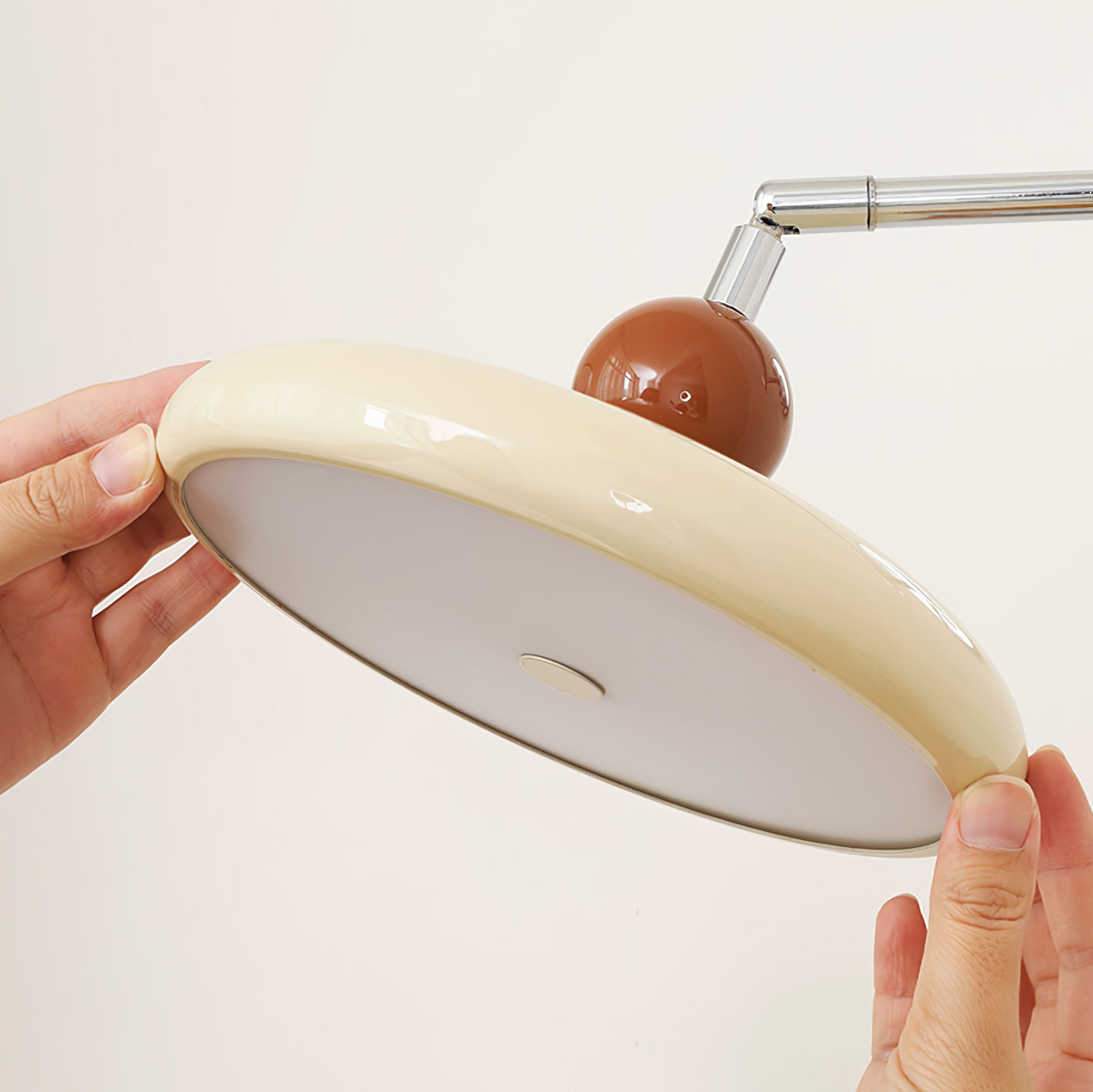 Väggmonterad Lola Svängarm Lampa – Minimalistisk Justerbar Belysning