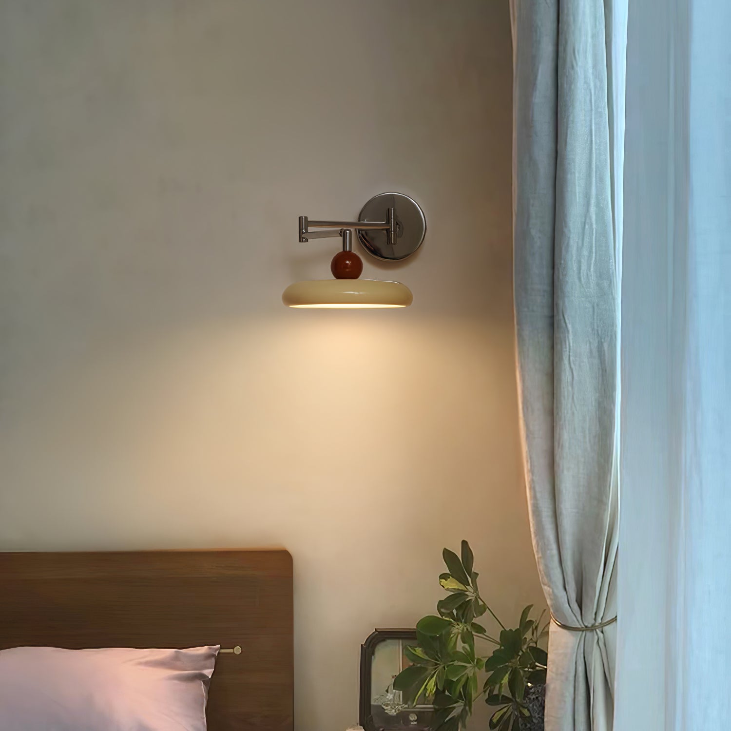 Väggmonterad Lola Svängarm Lampa – Minimalistisk Justerbar Belysning