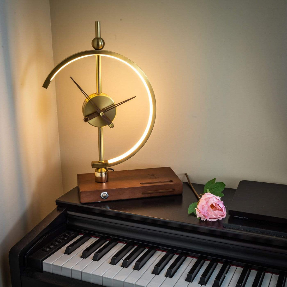 Luna Lyx Väckarklocka-Lampa med trådlös laddare – Modern LED-lampa med justerbar ljusstyrka, Qi-laddningsfunktion, för hemmet och kontoret