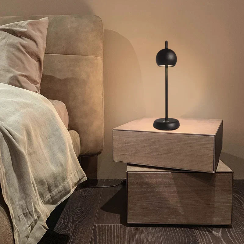GlowLuxe - Uppladdningsbar LED Bordslampa, Dimbar och Trådlös