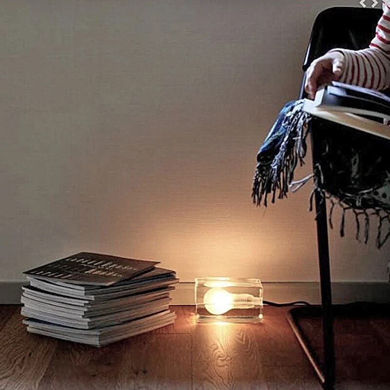 GlowCrystal - Transparent Bordslampa – Modern Belysning för Stilrena Interiörer
