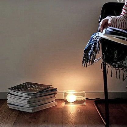 GlowCrystal - Transparent Bordslampa – Modern Belysning för Stilrena Interiörer