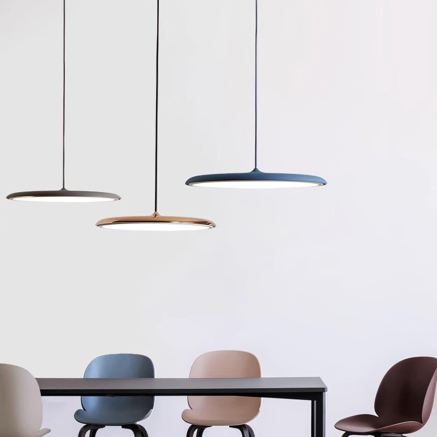 OpalGlow - Minimalistisk Taklampa för en Varm Atmosfär