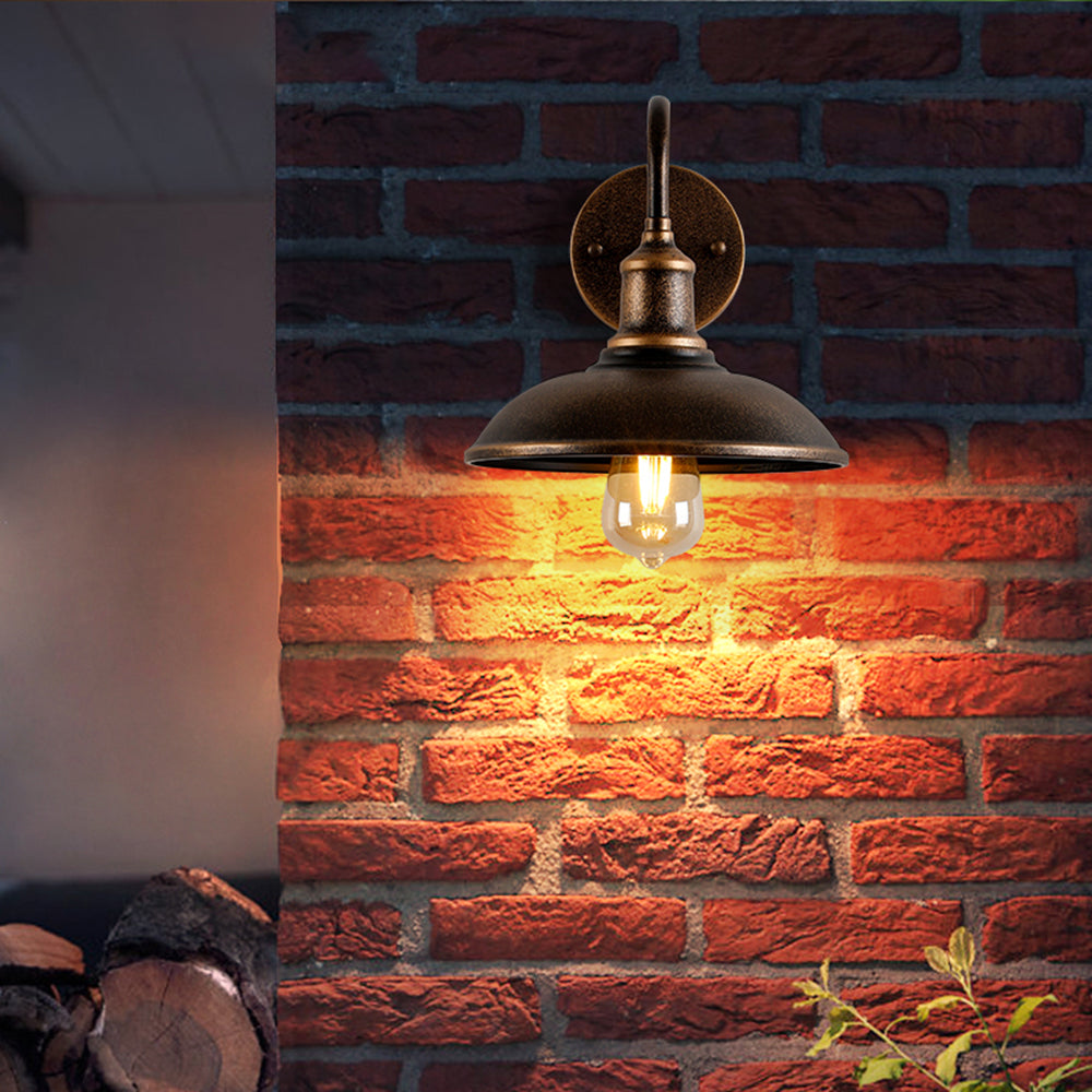 Väderbeständig utomhusbowl-lampa med rustik mässingsfinish