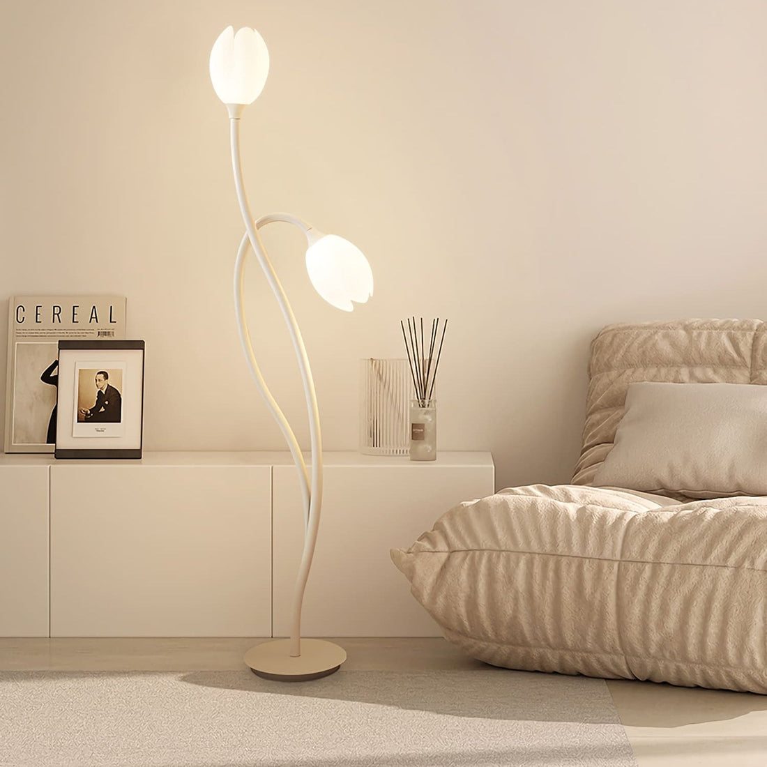 Modern Manta Blomster Golvlampa | 56,3&quot; | Metall &amp; Rotationsformning Design | Brick by Brick