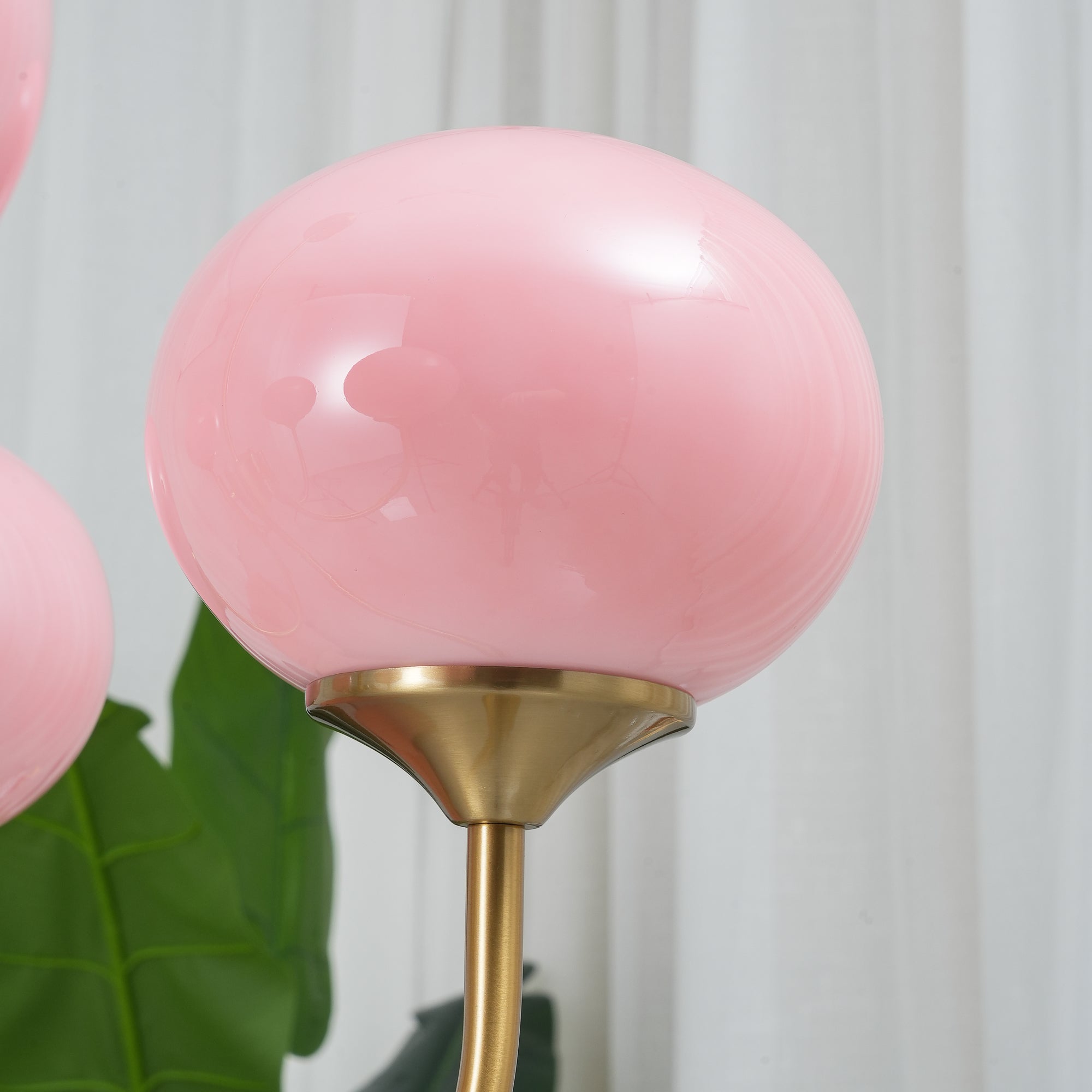 Taklampa med rosa glasglobskärmar