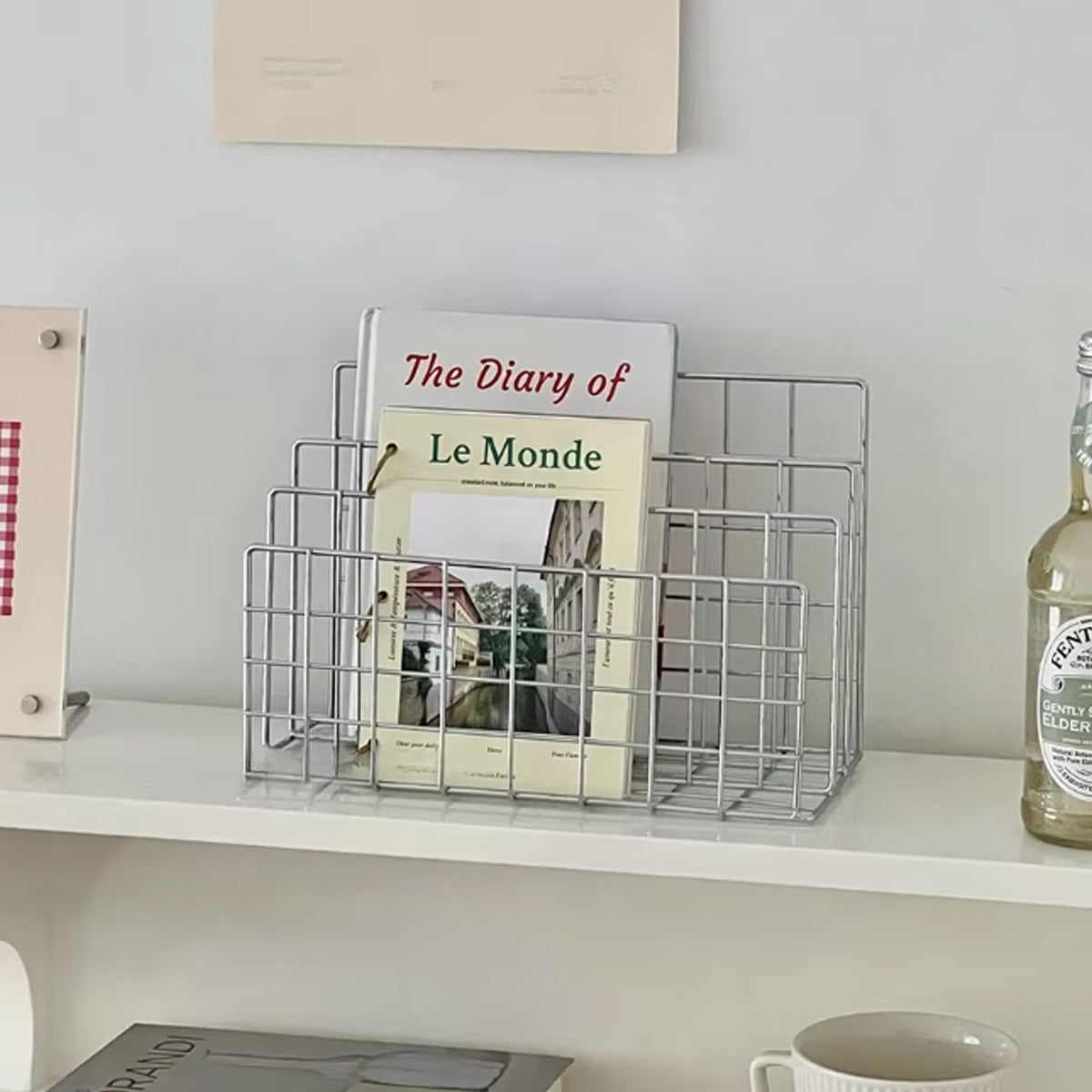 Ferro Grid | Metalliskt bordshylla med nätstruktur för tidningar &amp; kök