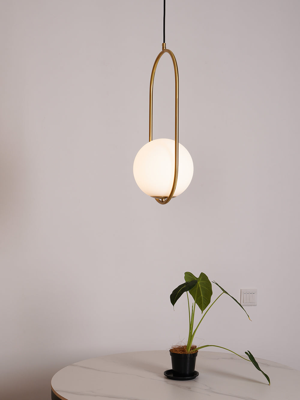 Nikki - Elegant och Modern Taklampa