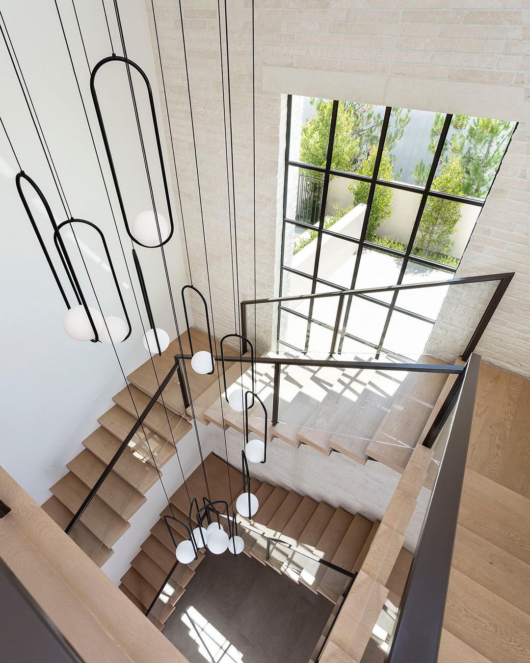 Nikki - Elegant och Modern Taklampa