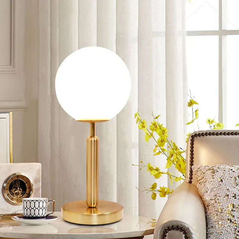 LumiSphere - Modern Glaskamp med Guld LED | Stilren Belysning