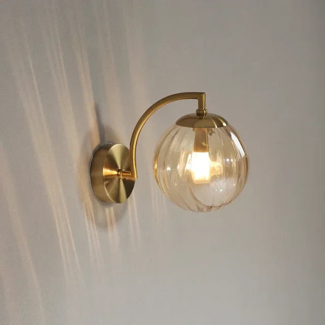 Elegant vägglampa med glasdesign