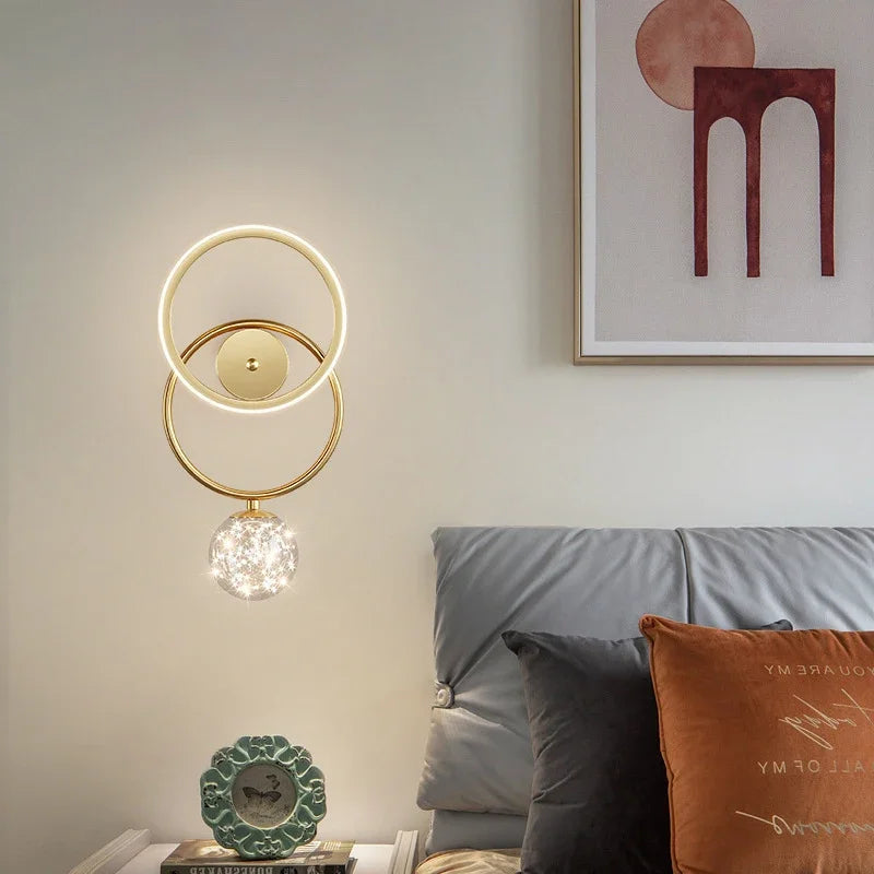 LuxeGlow – Modern LED Vägglampa i Guld med Glaskula