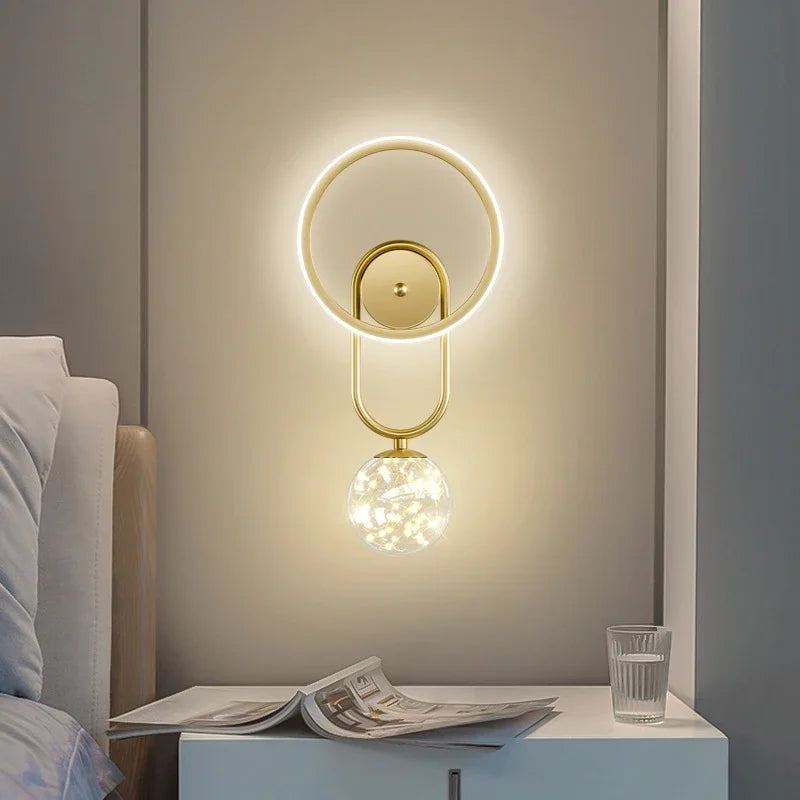 LuxeGlow – Modern LED Vägglampa i Guld med Glaskula
