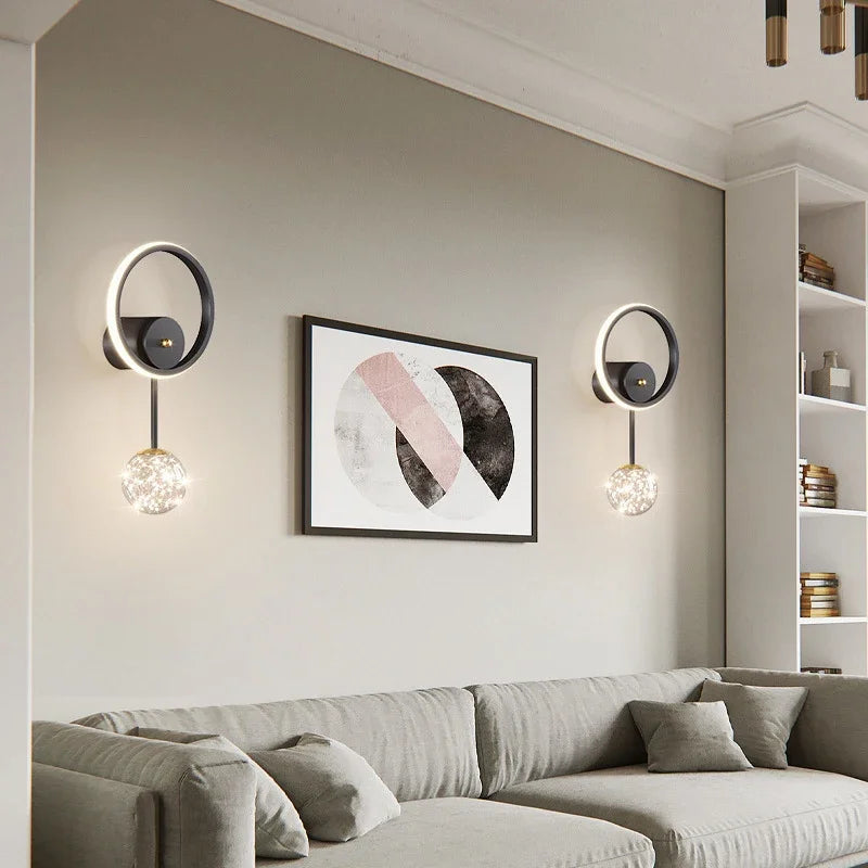 LuxeGlow – Modern LED Vägglampa i Guld med Glaskula