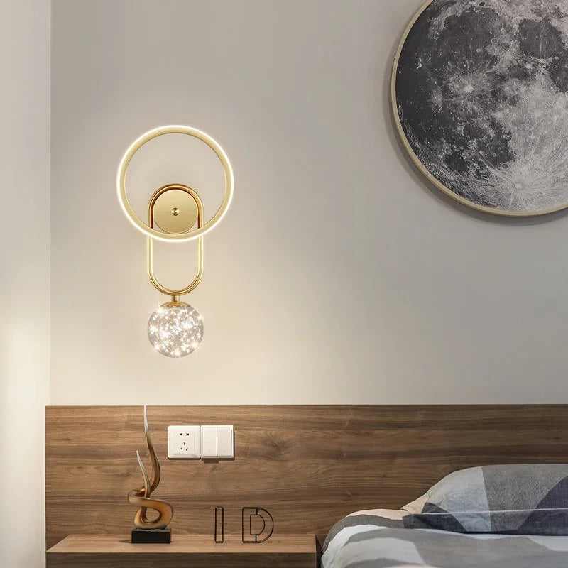 LuxeGlow – Modern LED Vägglampa i Guld med Glaskula