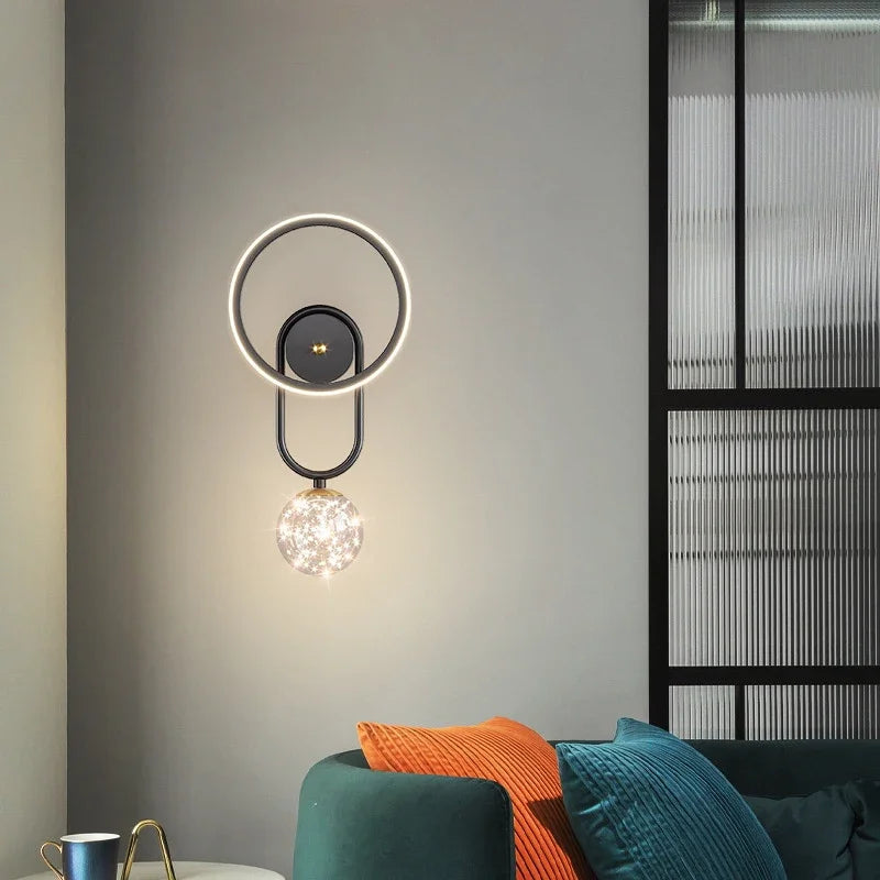 LuxeGlow – Modern LED Vägglampa i Guld med Glaskula