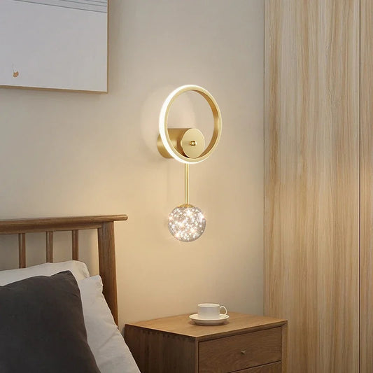 LuxeGlow – Modern LED Vägglampa i Guld med Glaskula