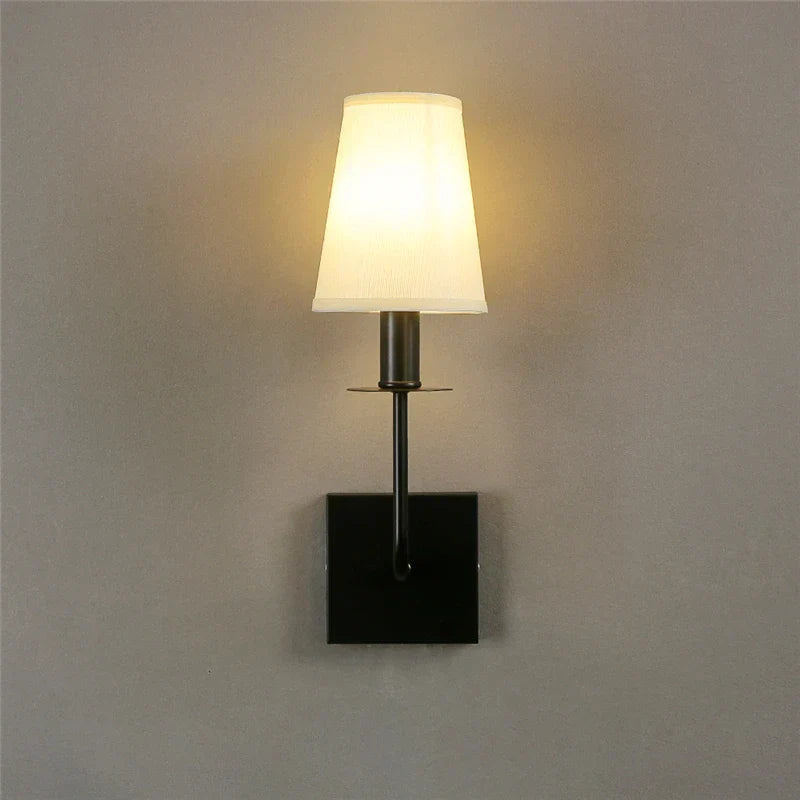LuxShade - Elegance Klassisk Metall Vägglampa med Textilskärm – LED Lampa