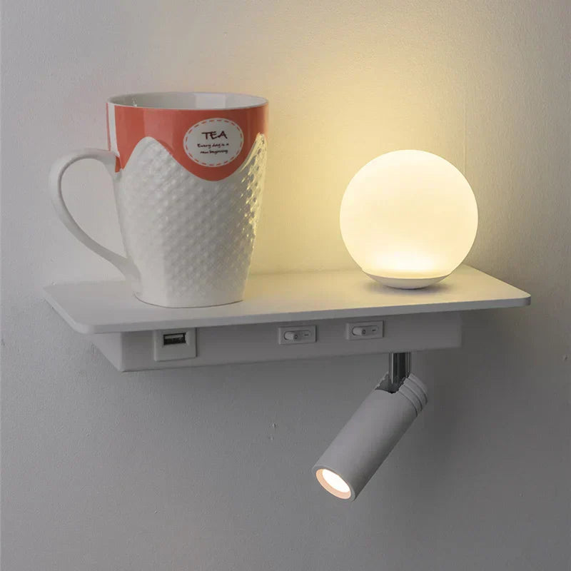 SpaceGlow – Modern LED Vägglampa med Hylla och USB Port