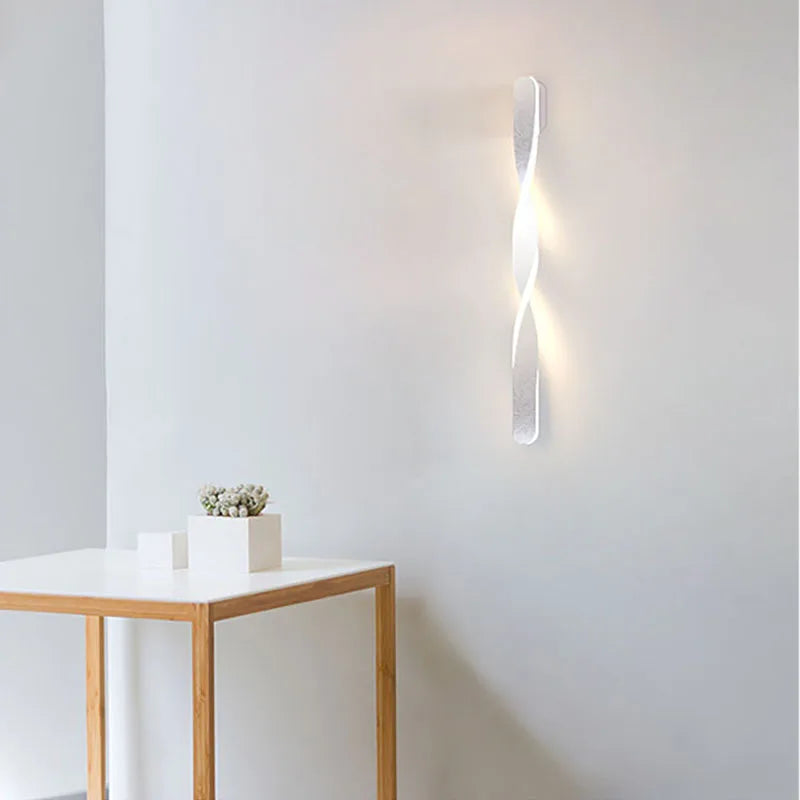 CurveLux - Modern LED Vägglampa i Böjd Design Dimbar Belysning