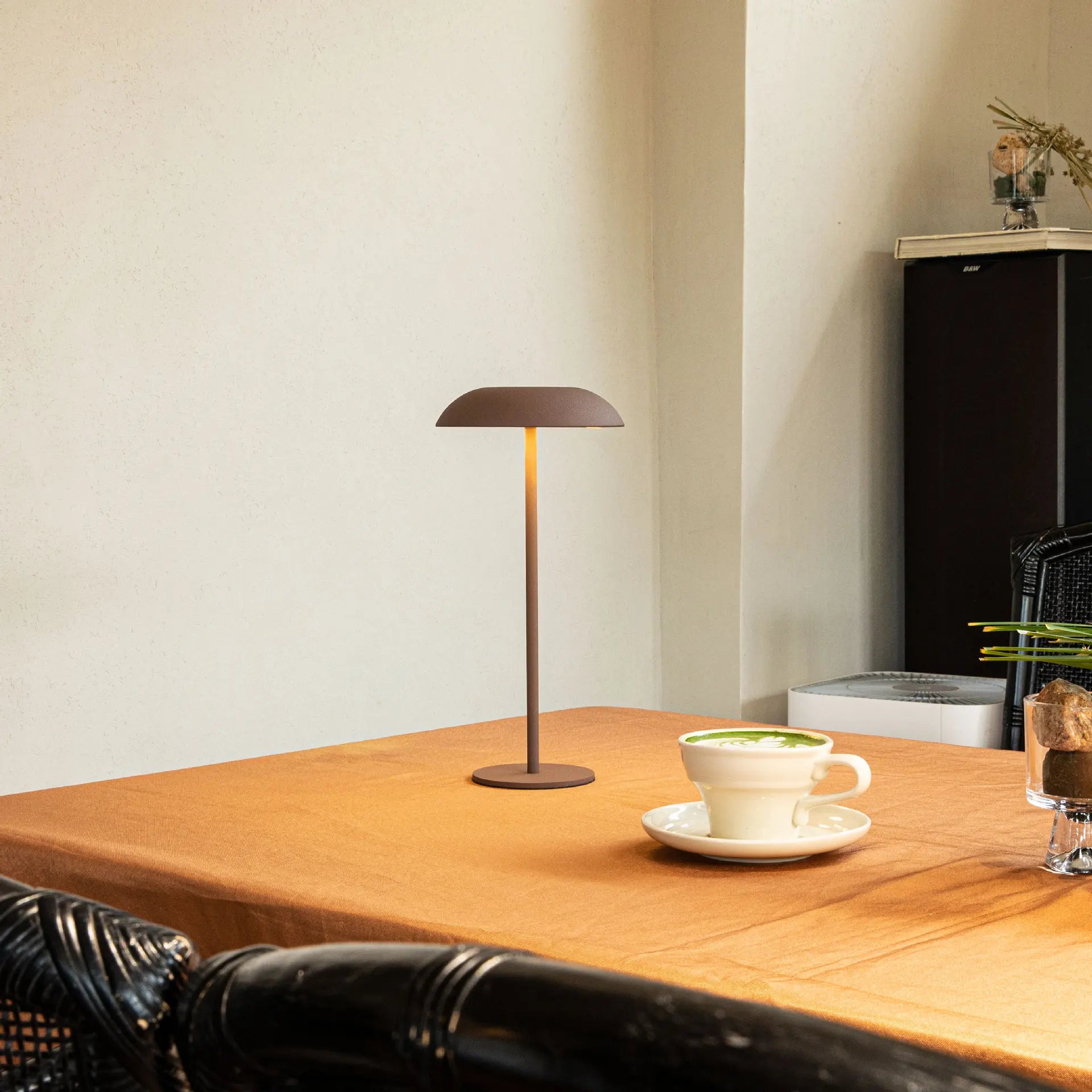 LumiTouch - Trådlös LED Bordslampa med Touch &amp; Dimfunktion, Modern Belysning