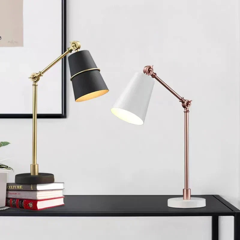 MonoGlow - Modern LED Bordslampa med Roterande Arm | Minimalistisk Design