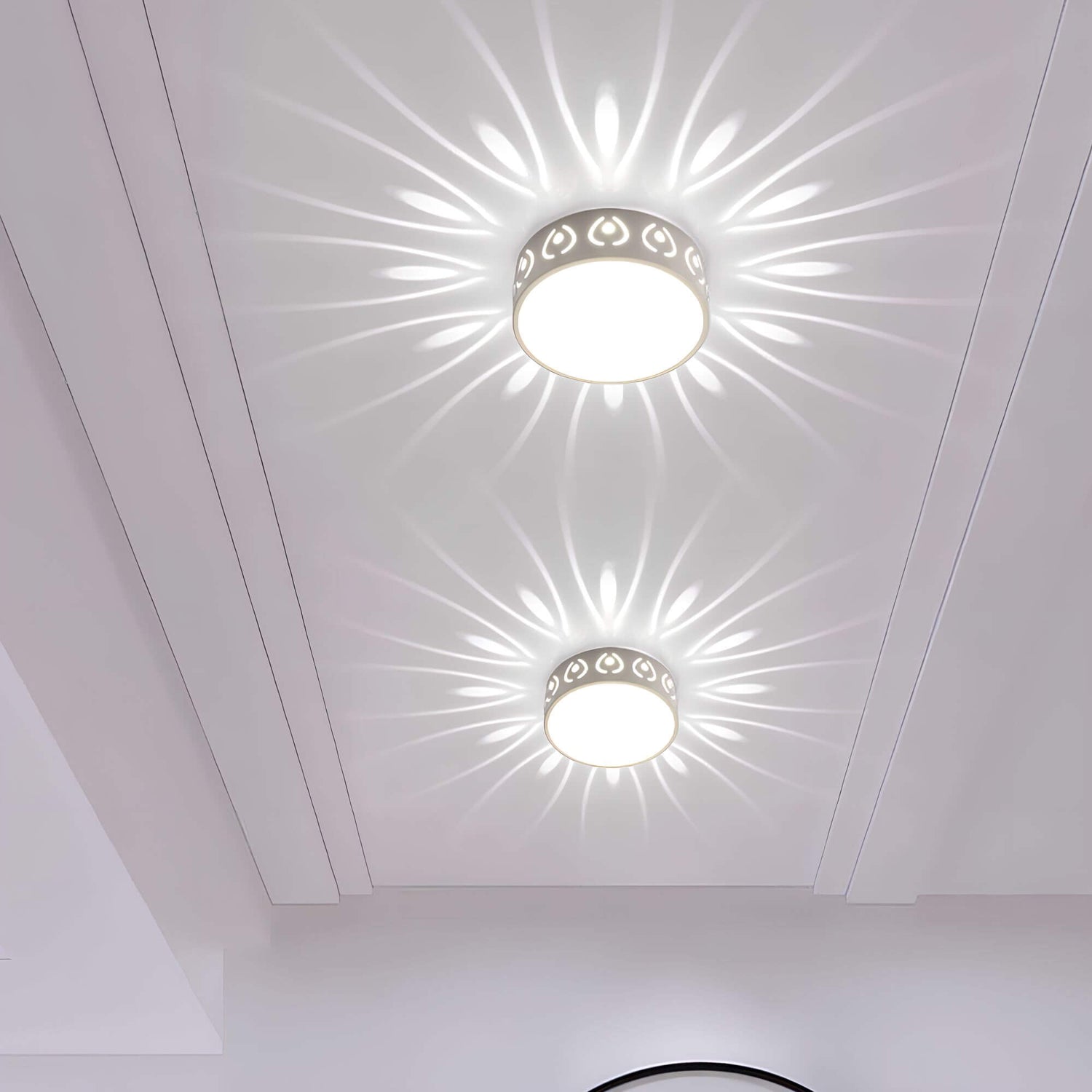 Aurora LED Taklampa - Atmosfärisk Belysning med Eleganta Mönster
