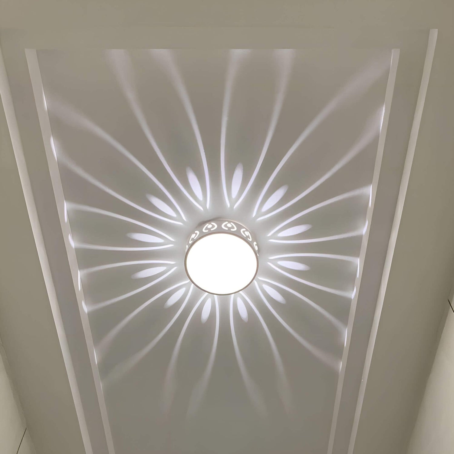 Aurora LED Taklampa - Atmosfärisk Belysning med Eleganta Mönster