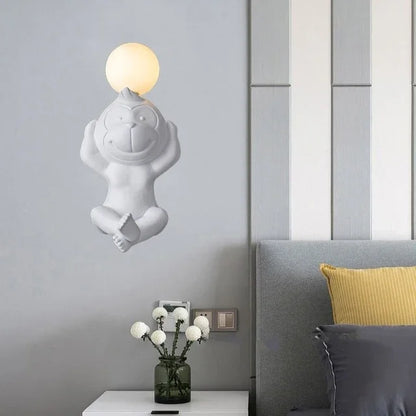 LekfullGlöd - Rolig Apa Vägglampa med Mjölkglas – Dekorativ LED Lampa