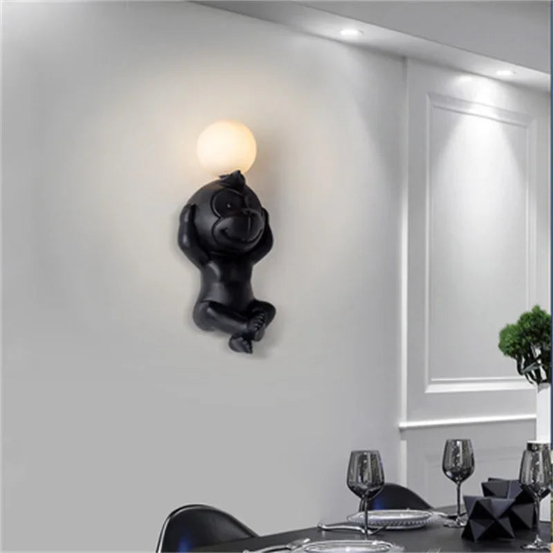 LekfullGlöd - Rolig Apa Vägglampa med Mjölkglas – Dekorativ LED Lampa