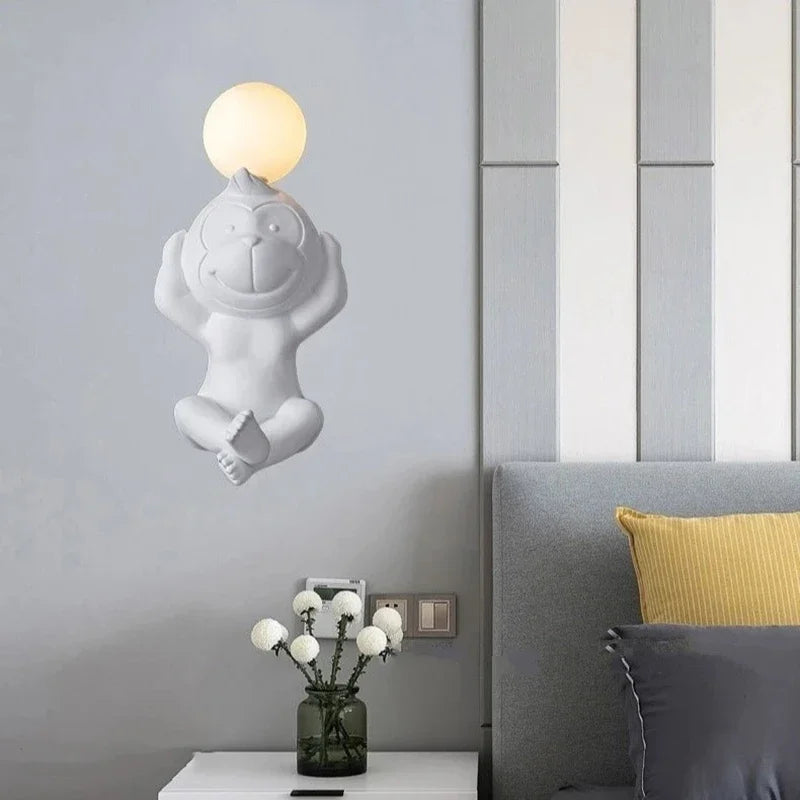 LekfullGlöd - Rolig Apa Vägglampa med Mjölkglas – Dekorativ LED Lampa