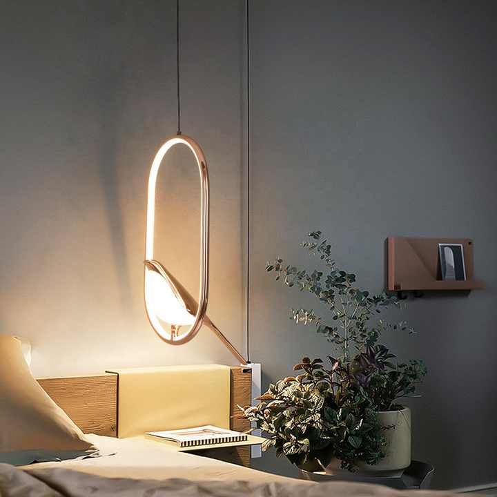 Aviora | Hänglampa med gyllene fågel och LED-ljus
