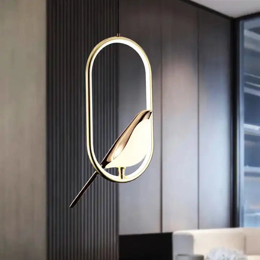 Konstnärlig Pendellampa med Elegant Guld Fågel Design