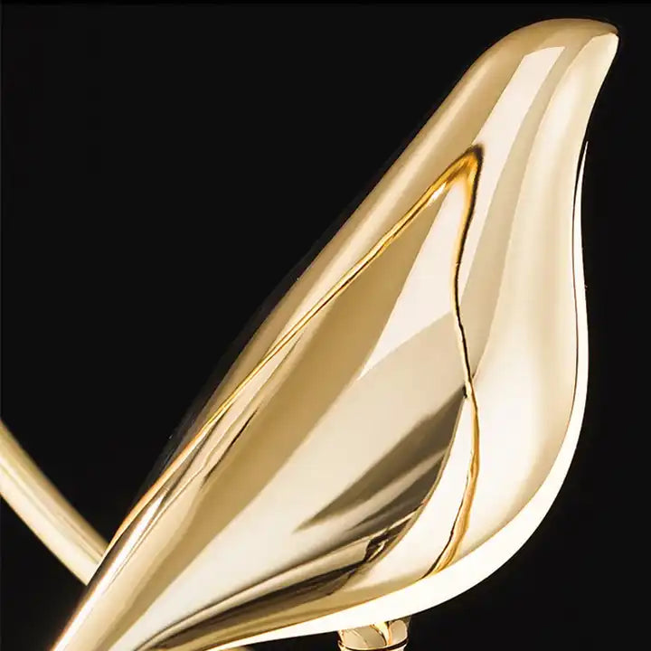 Konstnärlig Pendellampa med Elegant Guld Fågel Design