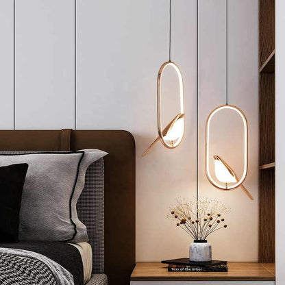 Aviora | Hänglampa med gyllene fågel och LED-ljus