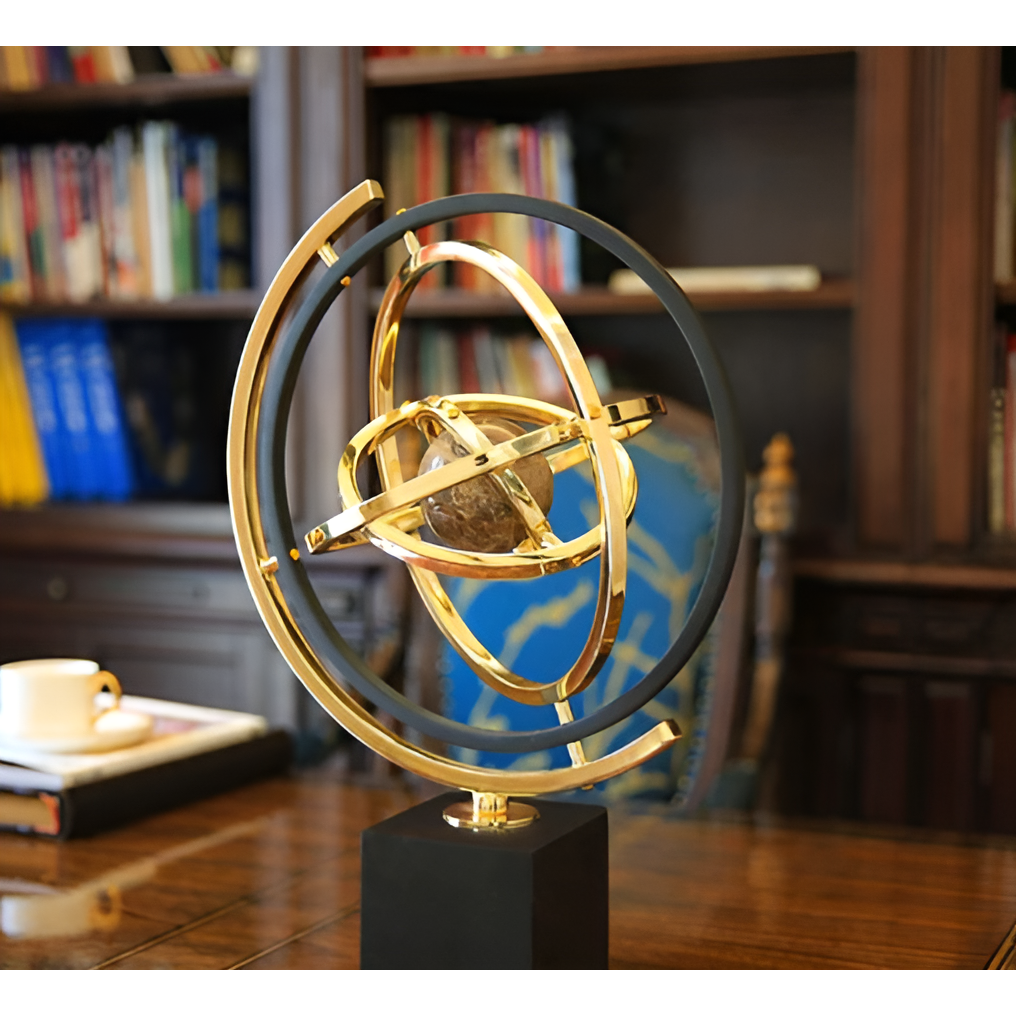 Luxe Globe - Handgjord metalskulptur med marmorbasis för modern inredning